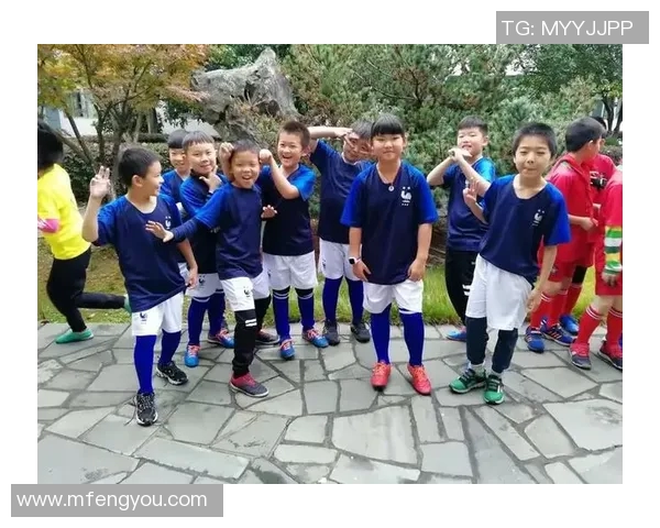 足球明星与儿童的快乐瞬间摄影作品展示让梦想起航